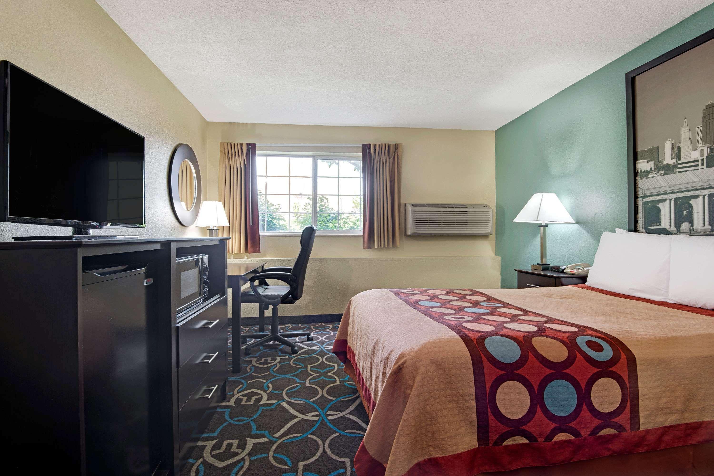 Super 8 By Wyndham Kansas Hotel Kansas City