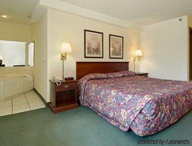 Super 8 By Wyndham Kansas Hotel