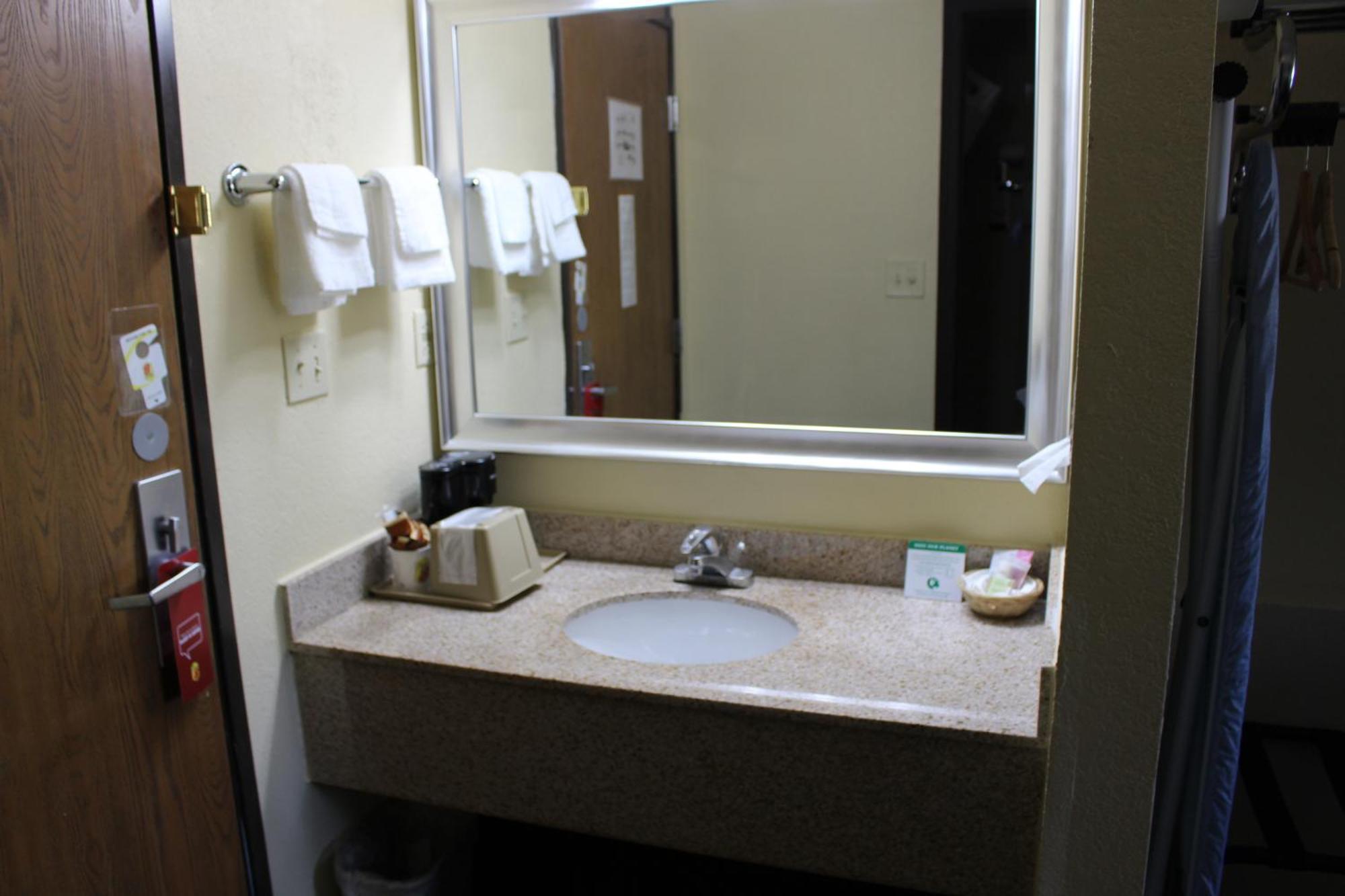 Super 8 By Wyndham Kansas Kansas City