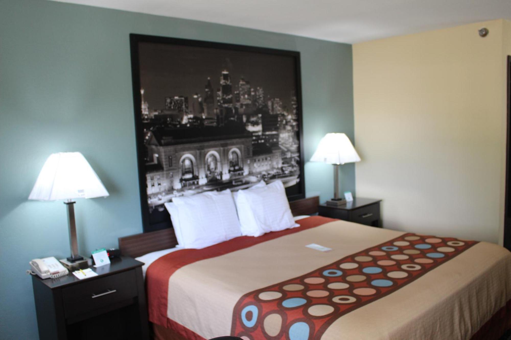 Super 8 By Wyndham Kansas Hotel