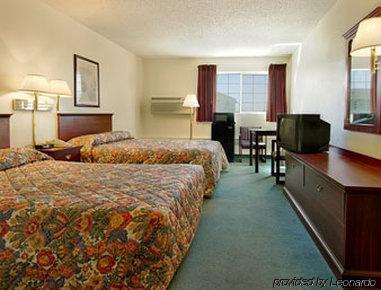 Super 8 By Wyndham Kansas Hotel