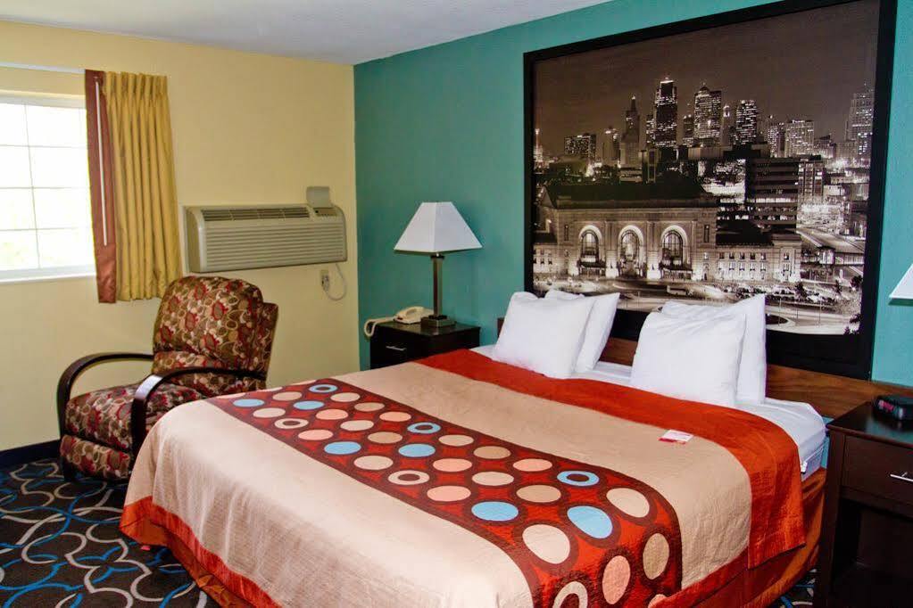 Hotel Super 8 By Wyndham Kansas Kansas City